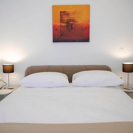 Konstantinos Stylish Brand New Apt In The Heart Of Athén Kültér fotó