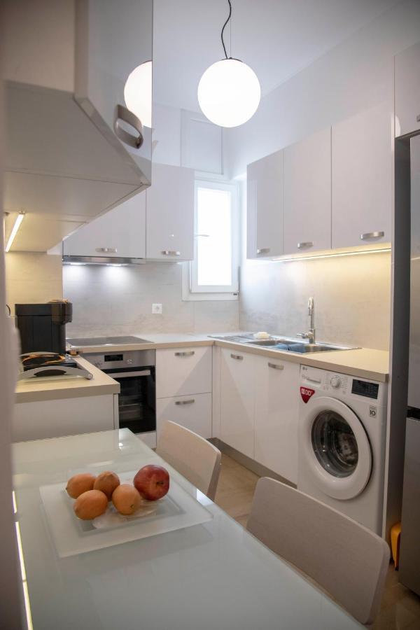 Konstantinos Stylish Brand New Apt In The Heart Of Athén Kültér fotó