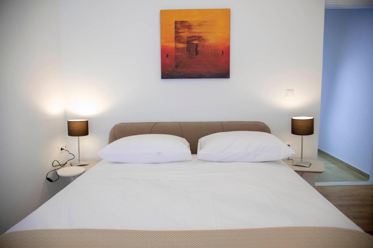 Konstantinos Stylish Brand New Apt In The Heart Of Athén Kültér fotó