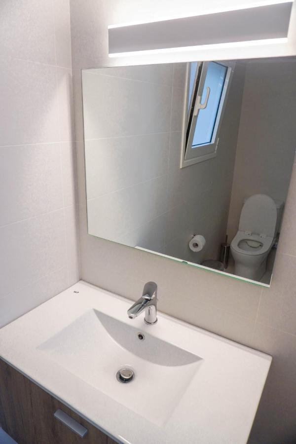 Konstantinos Stylish Brand New Apt In The Heart Of Athén Kültér fotó